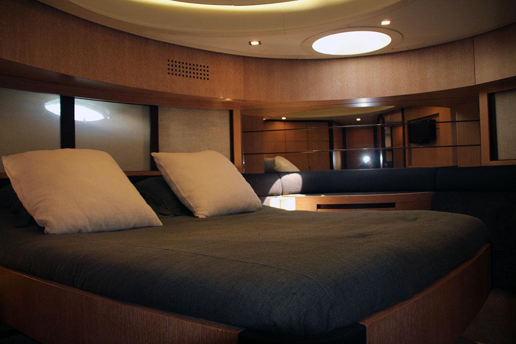 2009 PERSHING 90' 
